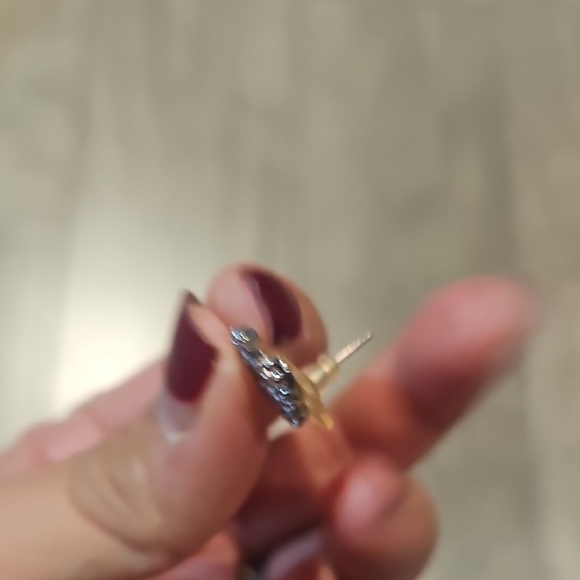 Designer Inspired Stud - Picture 4 of 4